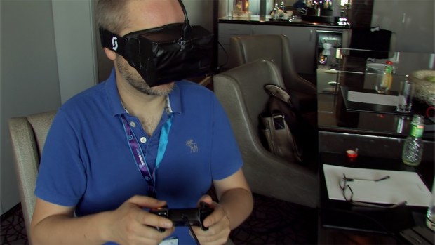 Golem.de-Redakteur Peter Steinlechner probiert den aktuellen Developer-Prototyp der Oculus Rift. (Foto: dp)